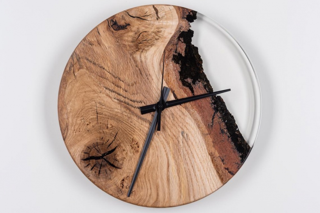 часы деревянные из эпоксидной смолы