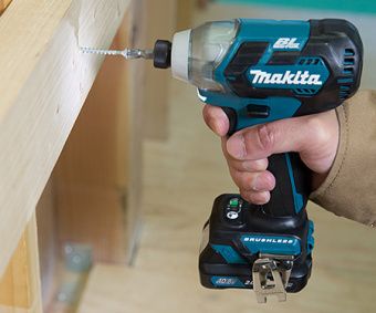 Ударный шуруповерт MAKITA TD111DZ